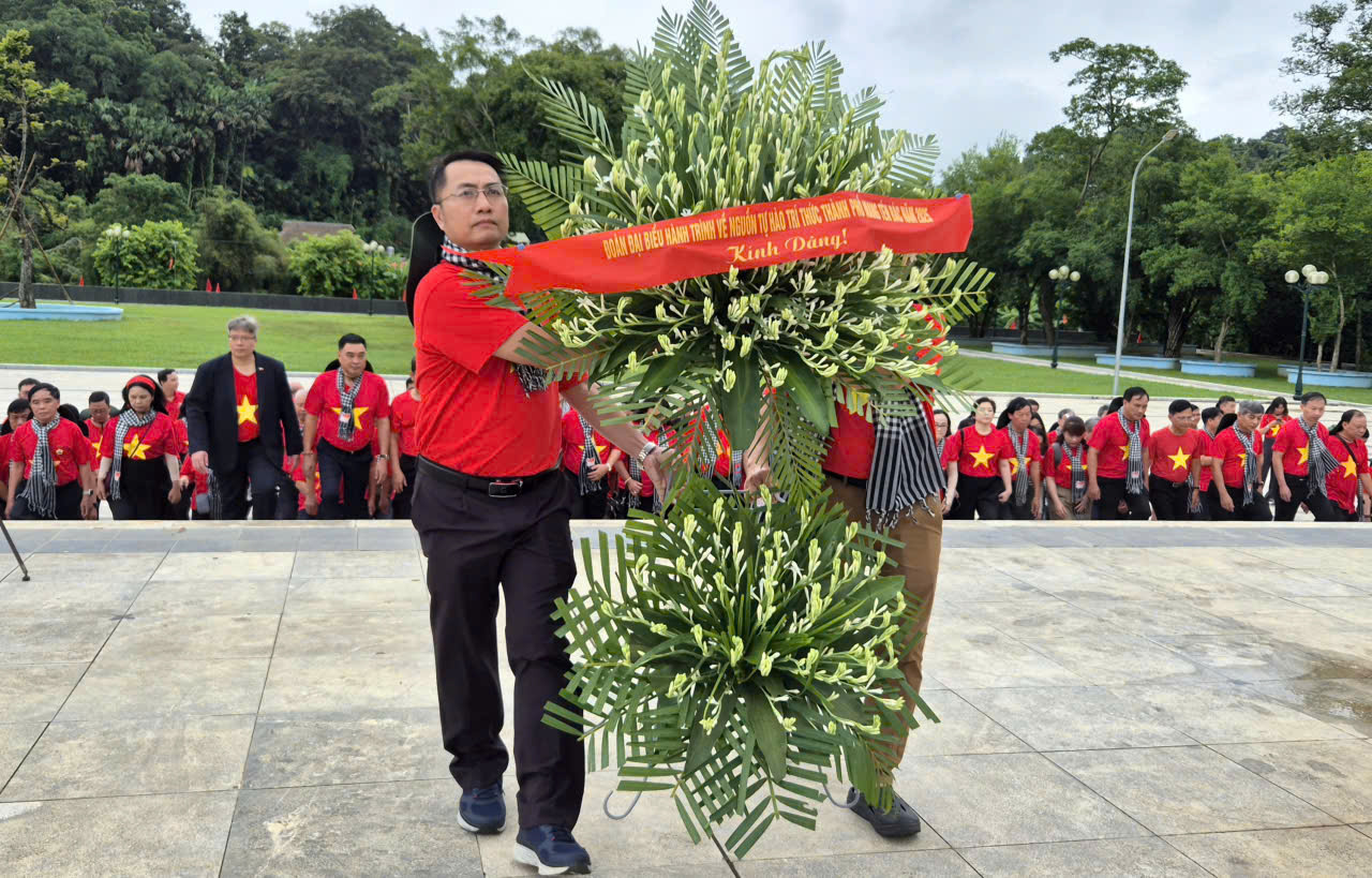 Lễ chào cờ xúc động của đại biểu trí thức TP.HCM ở Tân Trào - Ảnh 3.