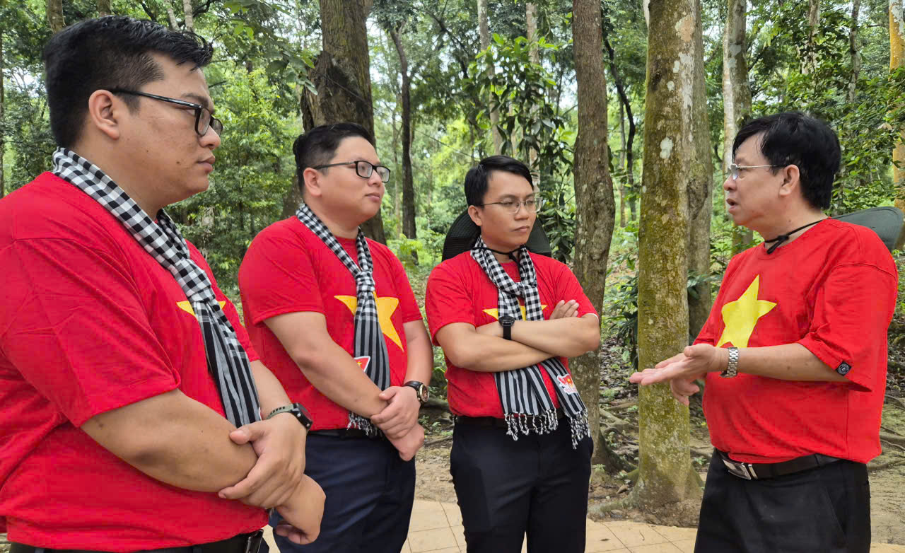 Lễ chào cờ xúc động của đại biểu trí thức TP.HCM ở Tân Trào - Ảnh 5.