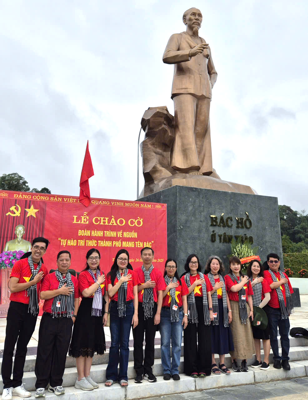 Lễ chào cờ xúc động của đại biểu trí thức TP.HCM ở Tân Trào - Ảnh 6.