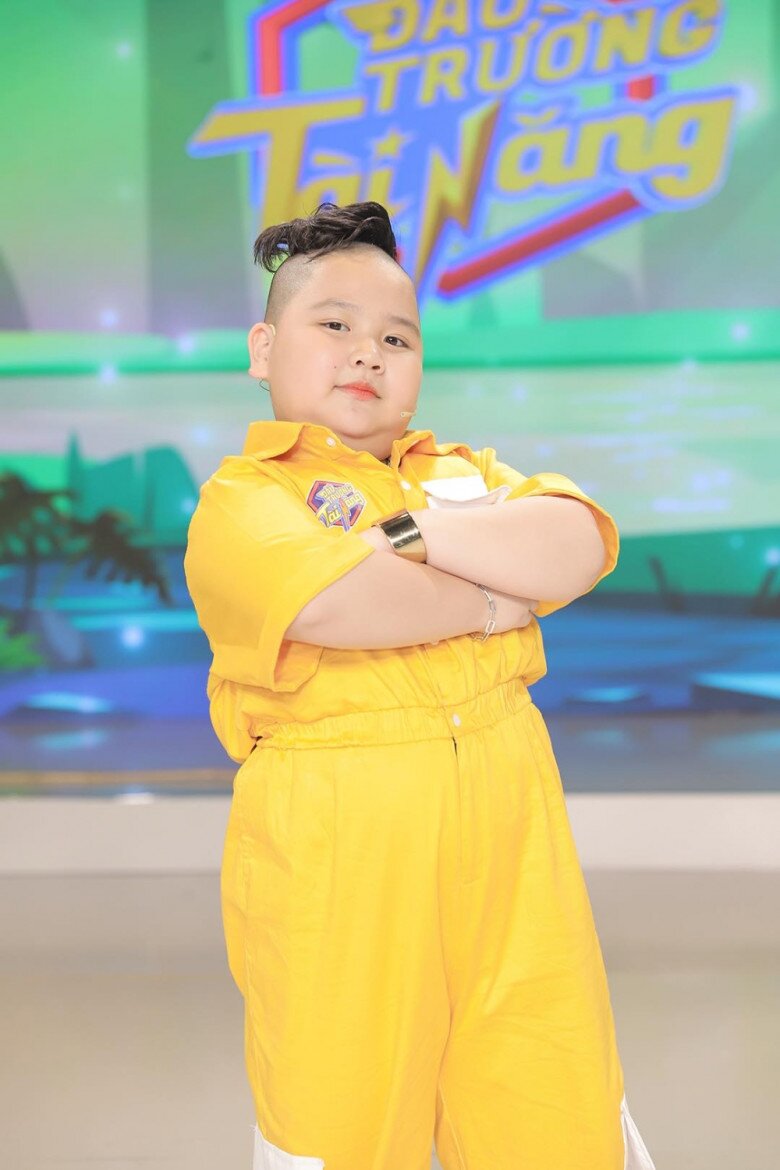 Cậu bé là gương mặt quen thuộc của các chương trình trên VTV3 (Du hành tuổi thơ, Trạng nguyên nhí,…), HTV7 (Chiến binh tí hon, Đấu trường tài năng,…).