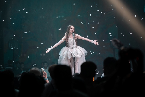 Thoại Nghi lột xác ấn tượng trong MV “Đầu hàng đi” 3 1758948350 846 Thoai Nghi lot xac an tuong trong MV Dau hang