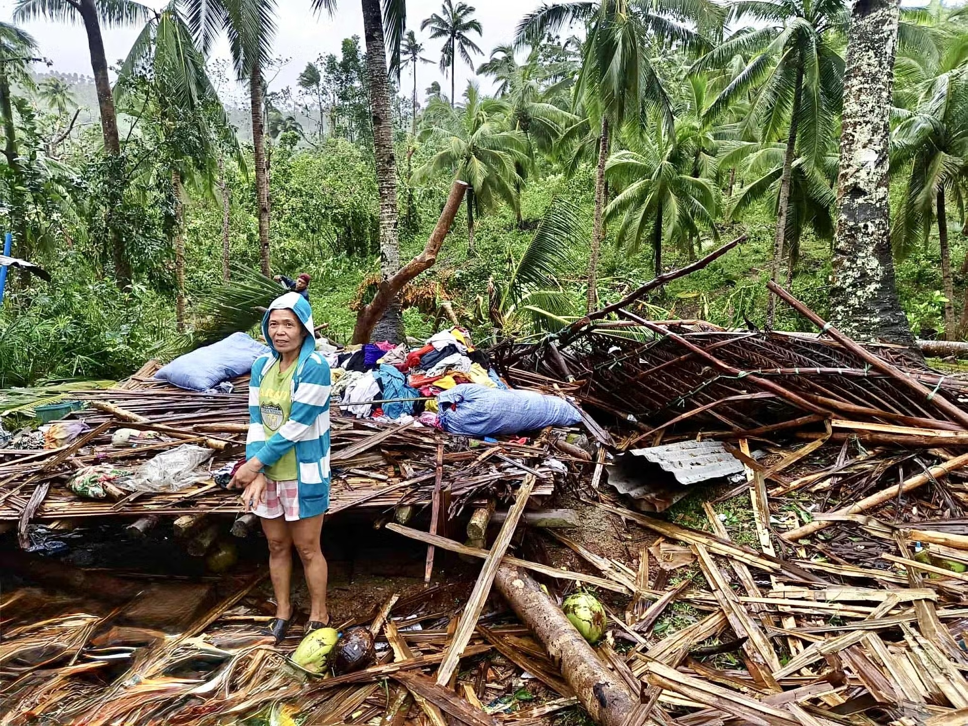 Cảnh tan hoang ở Philippines sau bão Bualoi khiến 14 người chết - 2 Cảnh tan hoang ở Philippines sau bão Bualoi khiến 14 người chết - 2