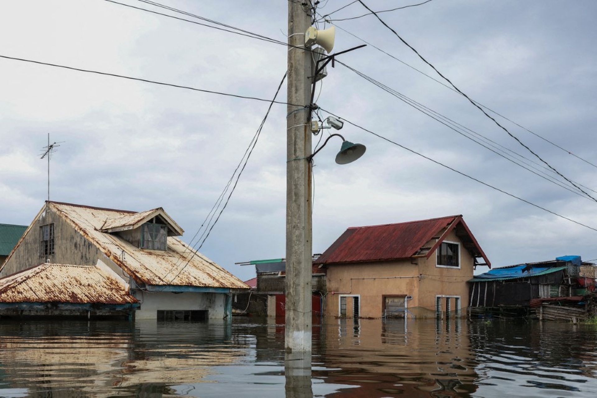 Cảnh tan hoang ở Philippines sau bão Bualoi khiến 14 người chết - 8 Cảnh tan hoang ở Philippines sau bão Bualoi khiến 14 người chết - 8