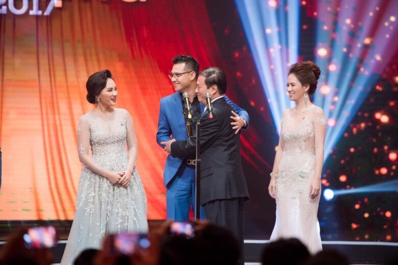 Một khoảnh khắc đặc biệt trên sân khấu lễ trao giải khi chính NSND Khải Hưng trao cúp cho con trai và con dâu.