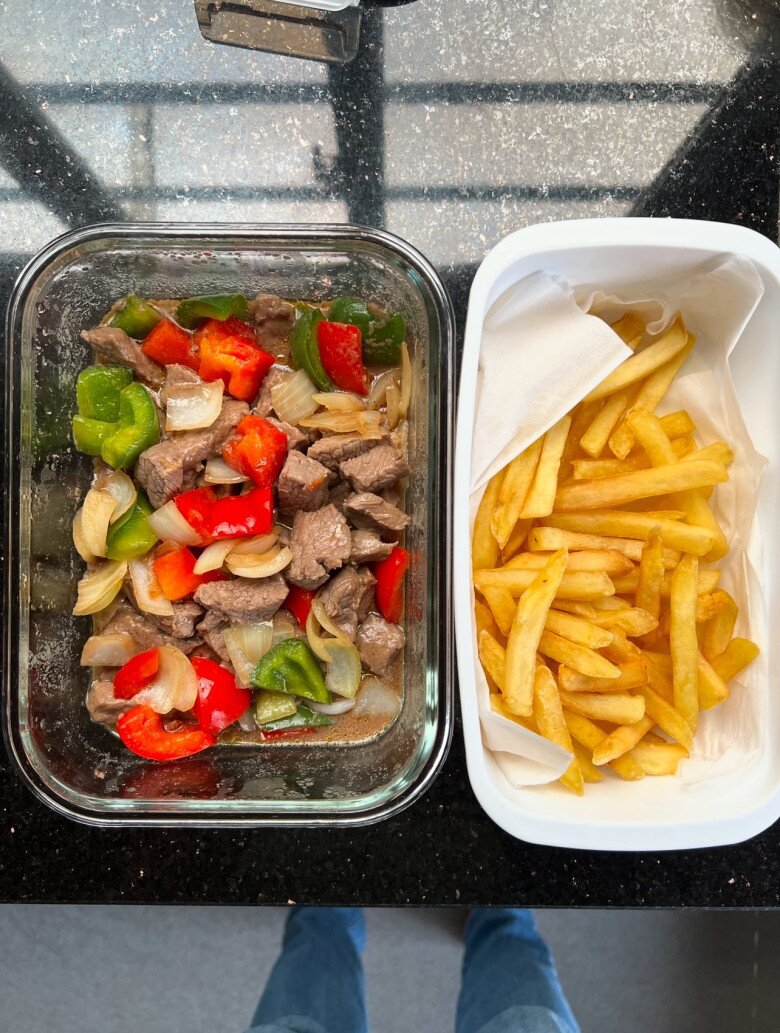 Thịt bò xào ớt chuông và hành tây thơm lừng, ăn cùng khoai tây chiên giòn rụm - phiên bản “cơm tây” trong hộp cơm Việt, giúp Vua cá Koi đổi vị cho bữa trưa của con gái Ruby.