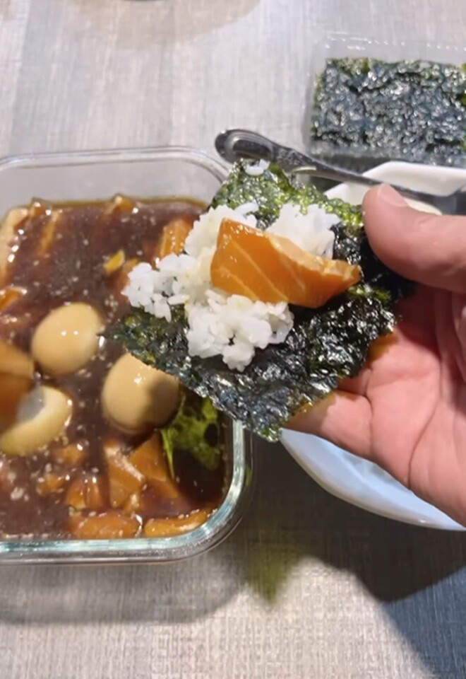 Vua cá Koi cho biết: Để ăn cái này các bạn có thể ăn với cơm, hoặc là các bạn có thể cuốn với rong biển. Khi cuốn rong biển thì các bạn nên cho thêm vào 1-2 lá tía tô. Nếu có gừng muối thì nó sẽ tròn vị hơn và sẽ ngon hơn.