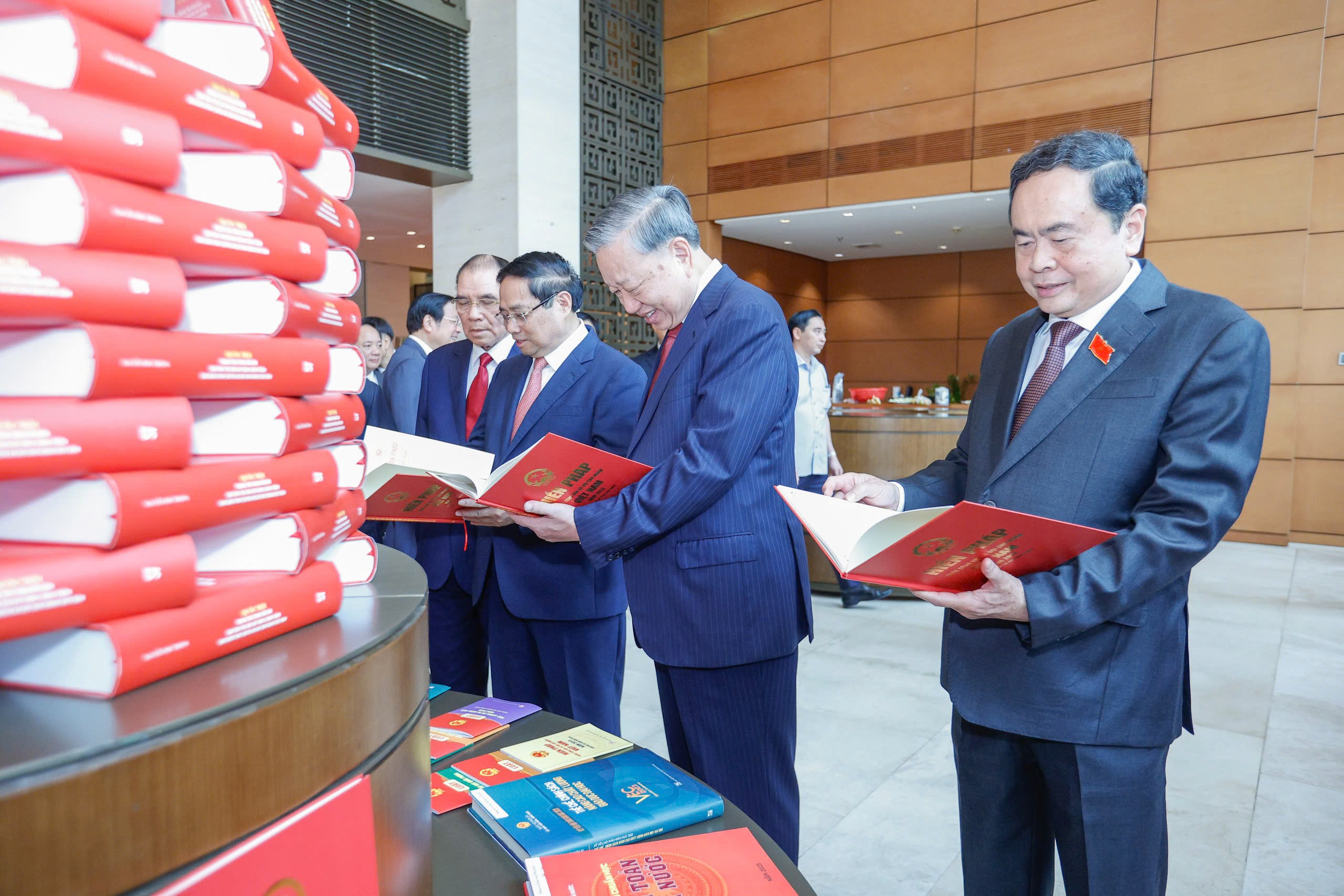 - Ảnh 2. - Ảnh 2.