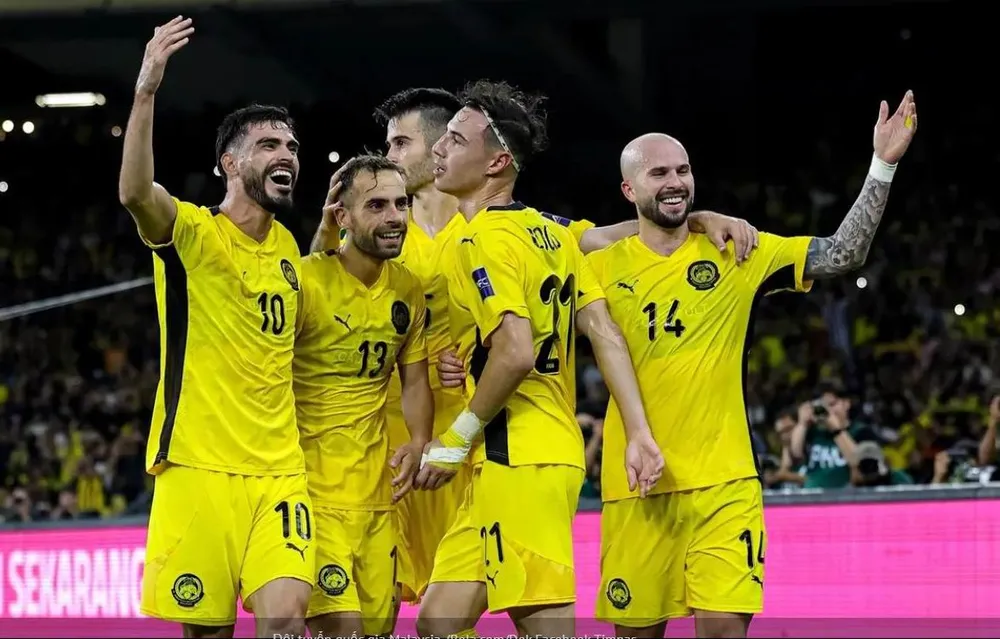 Đội tuyển Âu- Mỹ của Malaysia có 7 cầu thủ lậu đã "out trình" đánh bại tuyển Việt Nam 4-0. Ảnh:Bola Doi- tuyen- Malaysia-1.jpg