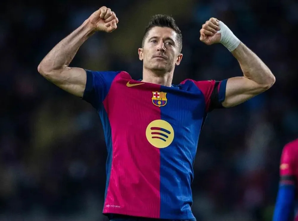 Cỗ máy săn bàn Lewandowki rất bền bĩ đứng thứ 3 trong tốp 5 tay săn bàn. Ảnh:X/Barcelona top- 5-Lewandowski.jpg