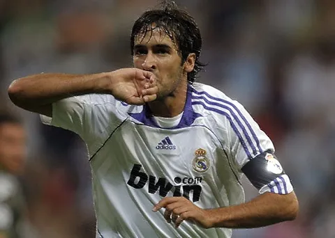 Huyền thoại Real Madrid hay còn gọi là "chúa nhẫn"- Raul Gonzalez "chốt" danh sách tốp 5 tay săn bàn. Ảnh:X/Real Top-5-Raul.jpg