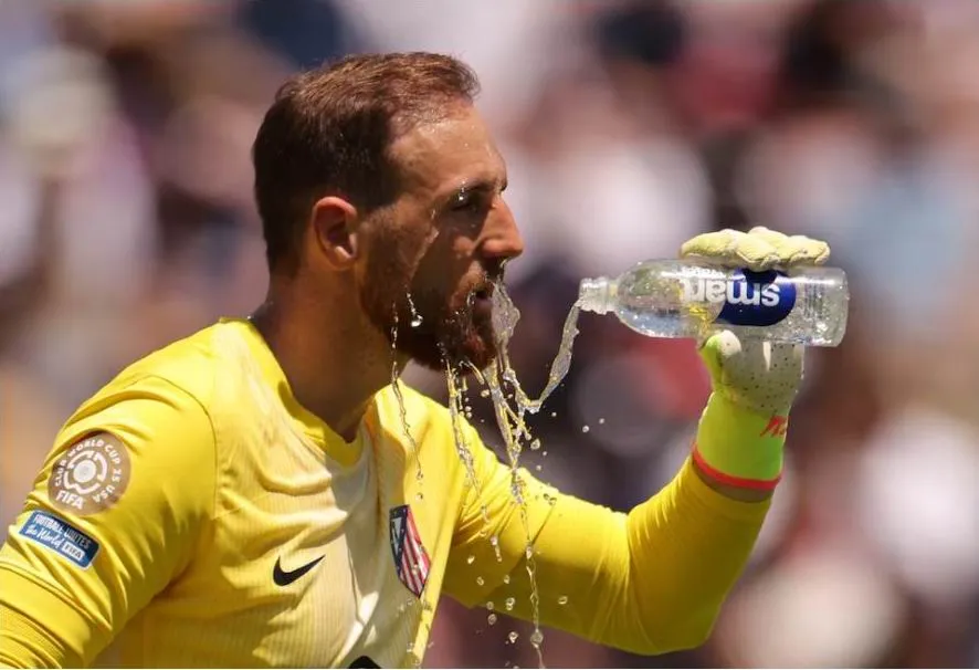 World Cup 2026 sẽ có thời gian dừng trận để cầu thủ tiếp nước. Ảnh: FIFA World- Cup- 2026.jpg