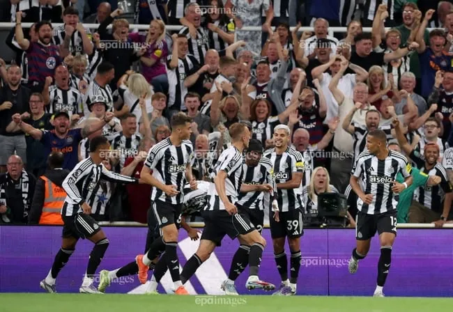 Newcastle chơi rất hay dù chỉ còn 10 người trên sân. Ảnh: EPA att.LAeX1TYM1KwAnxeCJTEfjxLJ092UU-3lxxpSsfCqXC0.jpeg