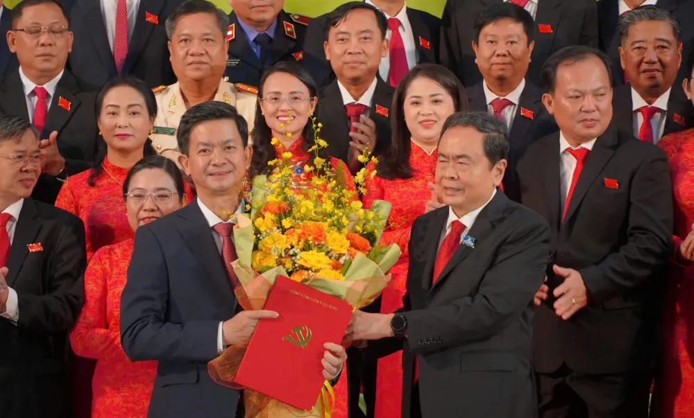 Chủ tịch Quốc hội Trần Thanh Mẫn chúc mừng tân Bí thư Thành ủy Cần Thơ Lê Quang Tùng. Ảnh: BTC tan-bi-thu-tp-can-tho-1.jpg