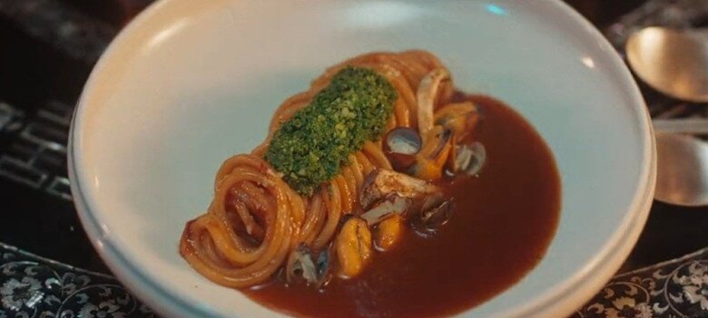 Bày ra trước mắt người xem là các món ăn giao thoa tinh hoa hương vị Á – Âu.