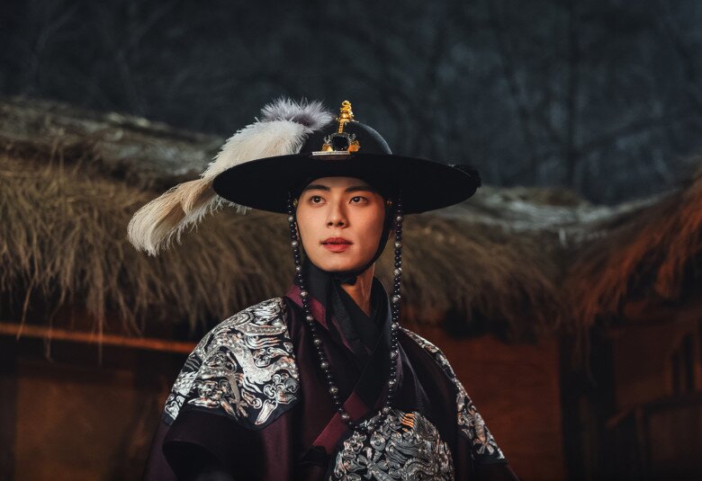 Lee Heon hiện lên lần đầu với dáng vẻ lạnh lùng, uy quyền.