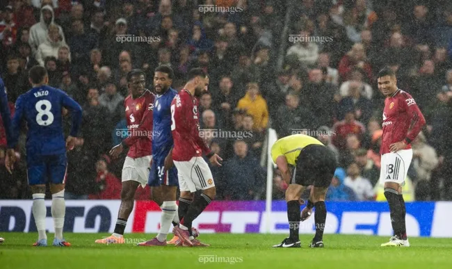 Các ngôi sao kỳ cựu Bruno Fernandes và Casemiro có dấu hiệu mệt mỏi trong đội hình Man United. Ảnh: EPA. man-united-met-moi-va-man-thu-thach-lon-cho-thay-tro-hlv-ruben-amorim (3).jpg