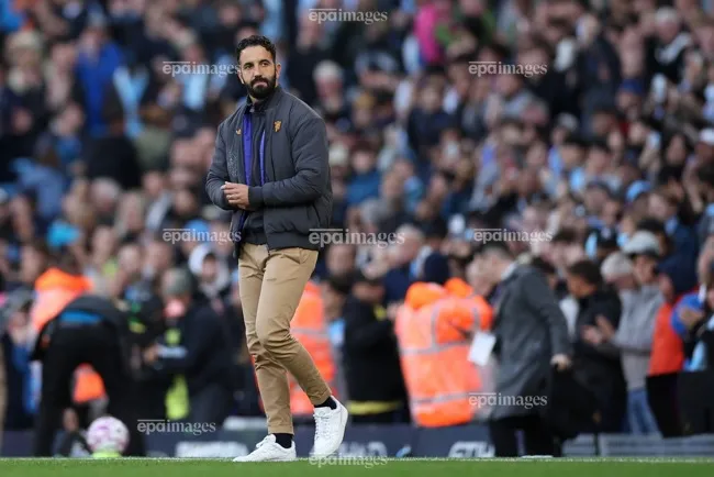 Người yêu MU cần thầy trò HLV Ruben Amorim hiệu quả hơn trên sân bóng. Ảnh: EPA. man-united-met-moi-va-man-thu-thach-lon-cho-thay-tro-hlv-ruben-amorim (2).jpg