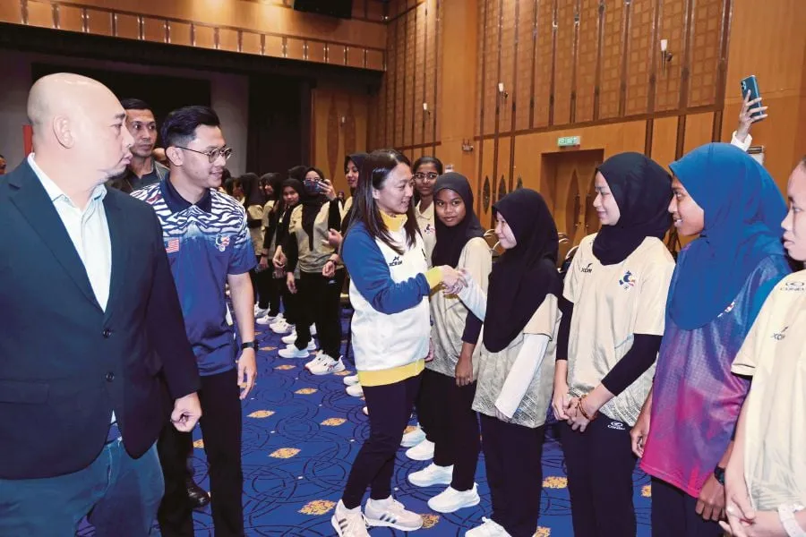 Bộ trưởng Thanh niên và Thể thao Malaysia, bà Hannah Yeoh luôn sát cánh với các vận động viên. Ảnh: NST. bong-da-malaysia-bi-ton-hai-nang-ne-sau-tran-thang-dam-viet-nam (4).jpg