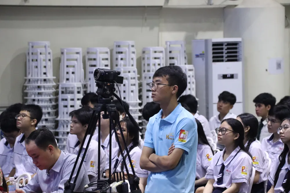 Sau khi đậu ĐH Nguyễn Tất Thành Giàng A Xoài vẫn gắn bó với trường THCS-THPT Hồng Hà khi quay lại làm việc trong tổ media của trường. Vào dịp khai giảng, Giàng A Xoài đã dùng tháng lương đầu tiên của mình để ủng cho cho quỹ học bổng Vừ A Dính. quy-hoc-bong-vu-a-dinh3.JPG