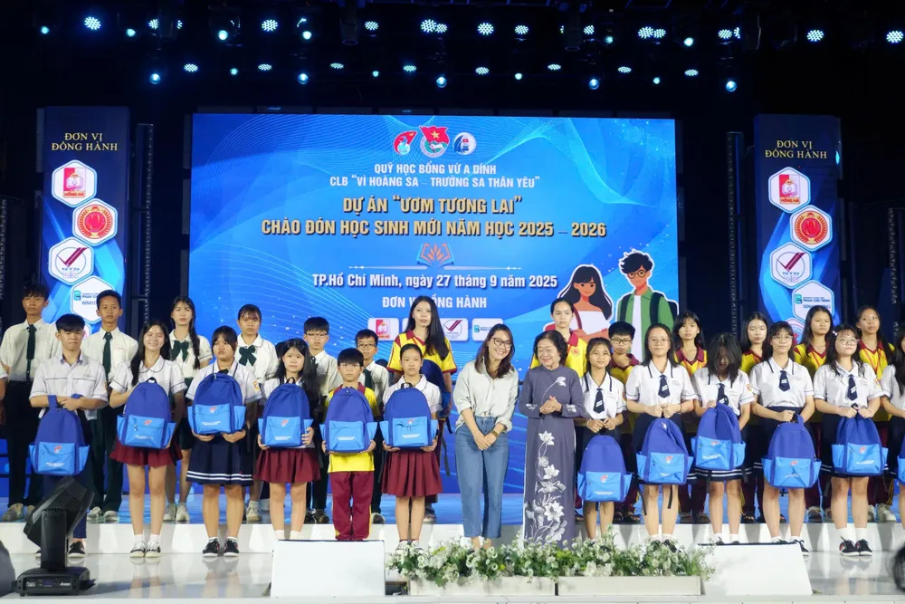 Trao học bổng cho các em học sinh Quỹ học bổng Vừ A Dính