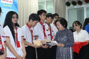 Quỹ học bổng Vừ A Dính gặp mặt học sinh dự án “Ươm mầm tương lai” trước kỳ thi tốt nghiệp 