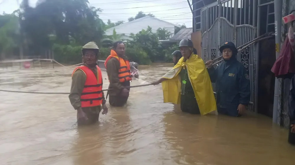 Công an phường An Cựu tổ chức chốt chặn, hỗ trợ người dân ở khu vực nước lũ ngập sâu. bao-so-10.jpg