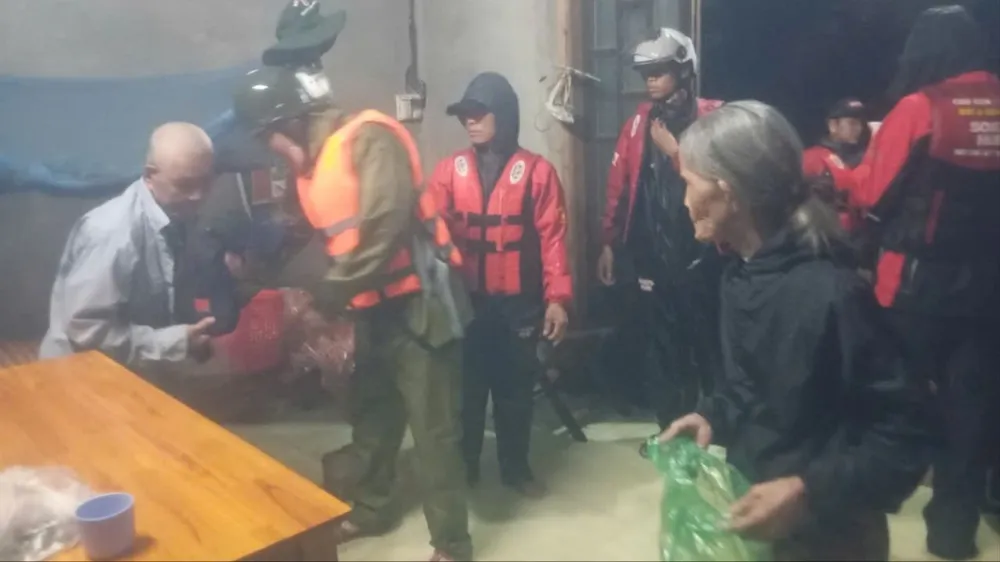 Lực lượng chức năng tổ chức sơ tán người ở khu vực thấp trũng, xung yếu. IMG_20250927_183210.jpg