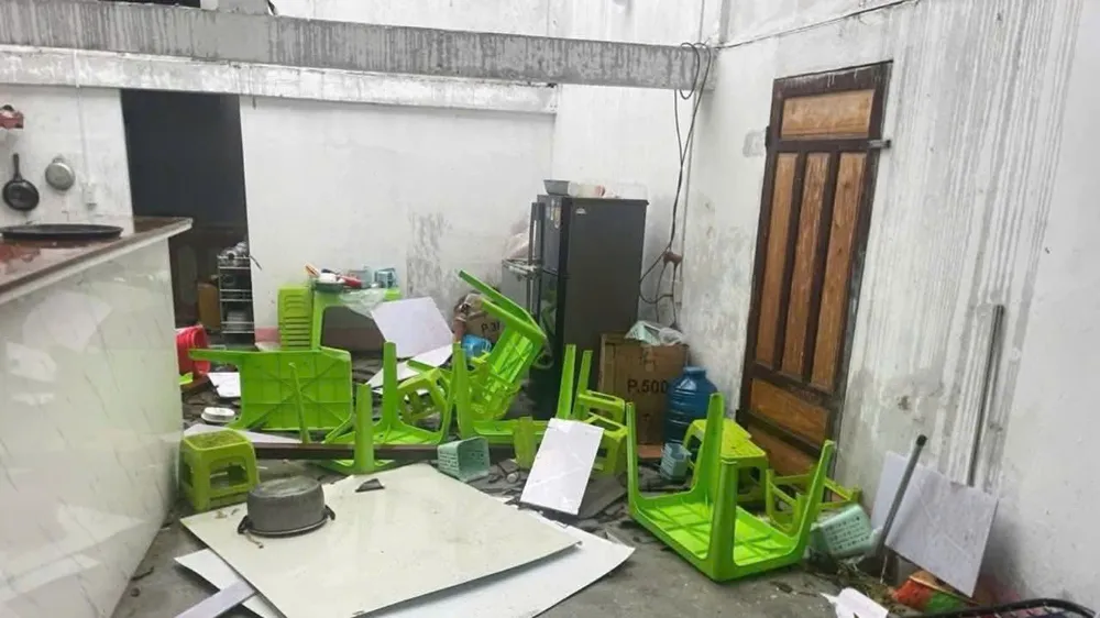 Ngôi nhà của bà Nguyễn Thị Giành bị tốc mái vào chiều 27-9. z7056485016954_363bb8890228cc9e8aa017433c25b31e.jpg