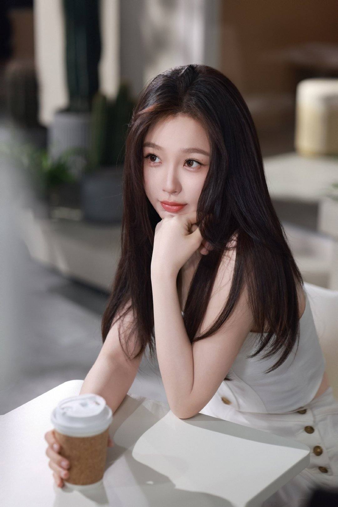 Ê chề như Ngu Thư Hân: Rớt đài còn bị "ông lớn" chơi vố đau, đã trốn ra nước ngoài để né điều tra? - Ảnh 4.