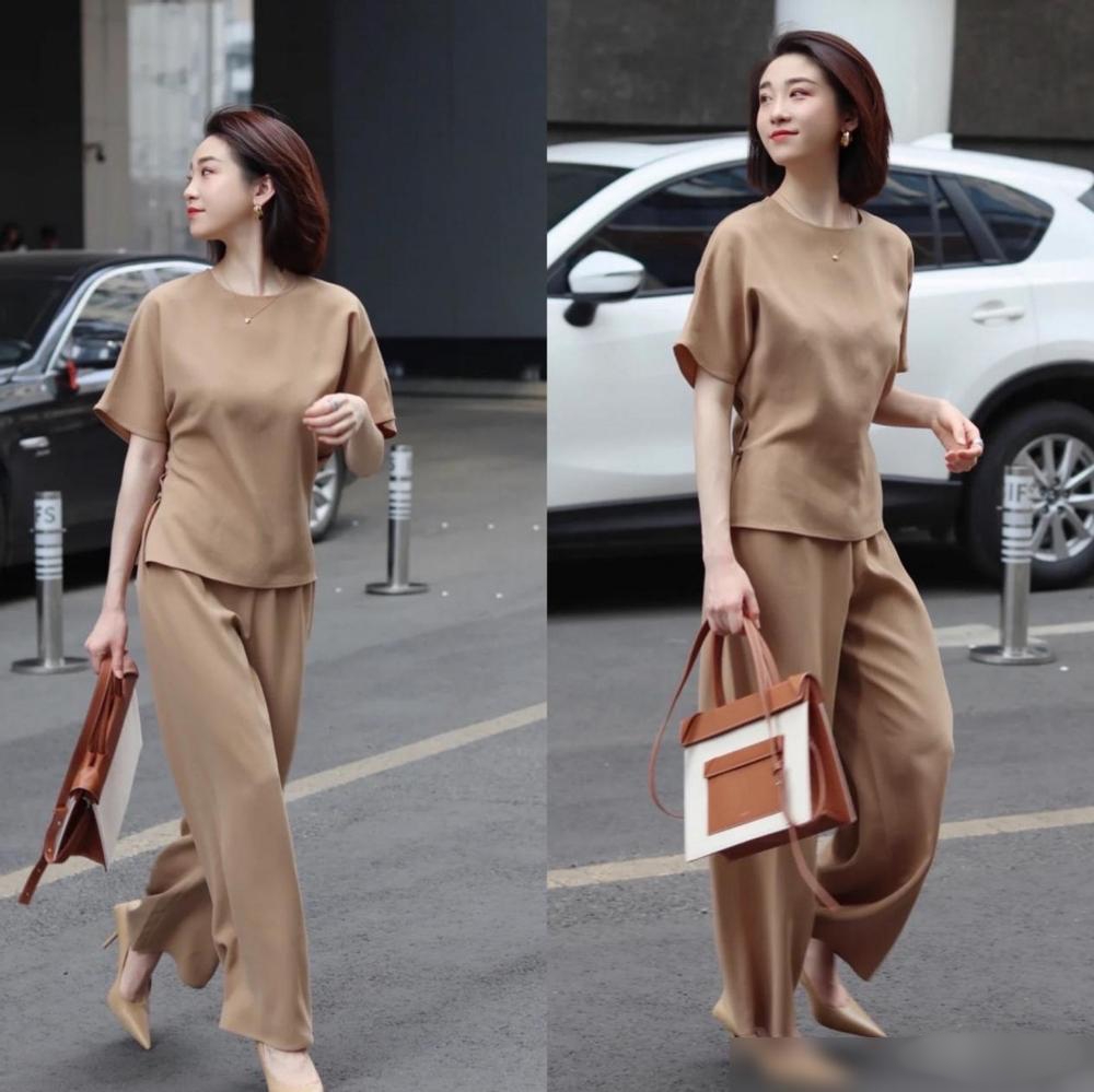 Phụ nữ 40, 50 tuổi mặc gì để sang chảnh ngày hè? Cứ chọn gam màu nâu tây – thanh lịch, cao cấp khỏi bàn - Ảnh 10.