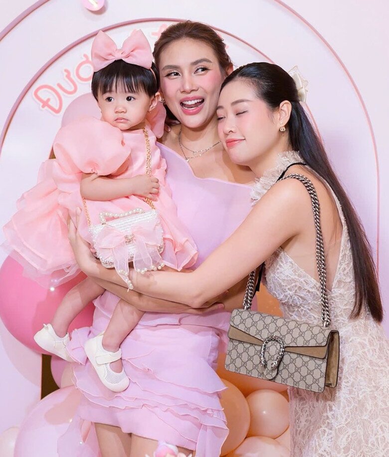Hoa hậu Khánh Vân đến dự tiệc sinh nhật 1 tuổi của con gái Võ Hoàng Yến.