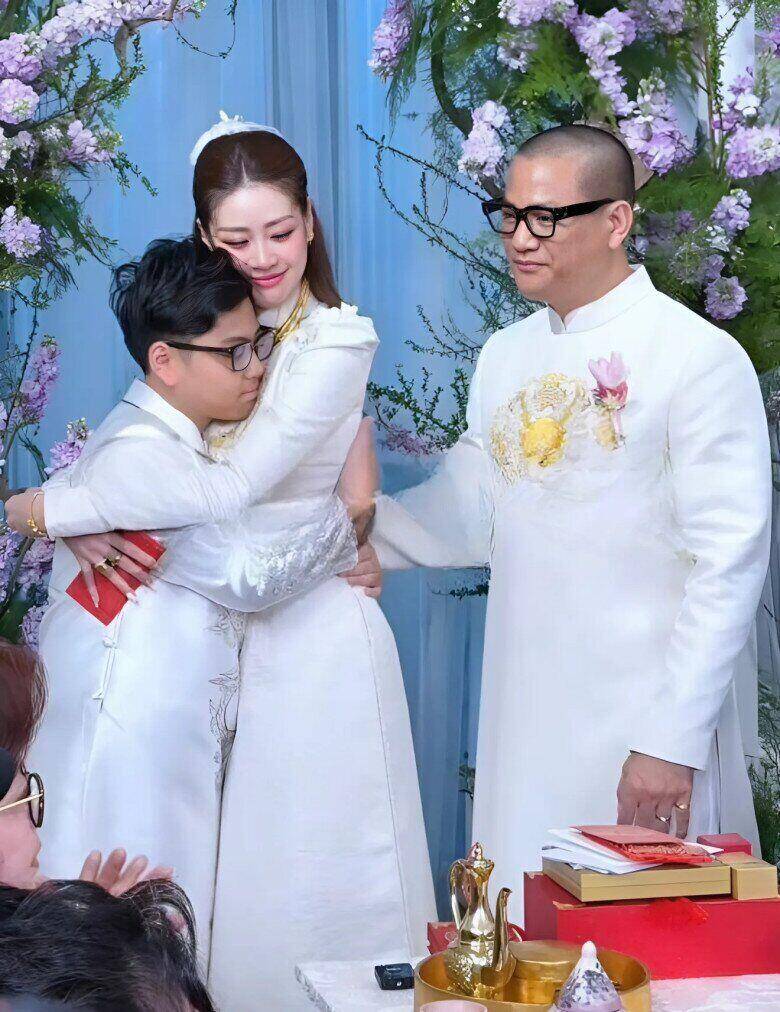 Khánh Vân rất yêu thương, thân thiết với con riêng của chồng.