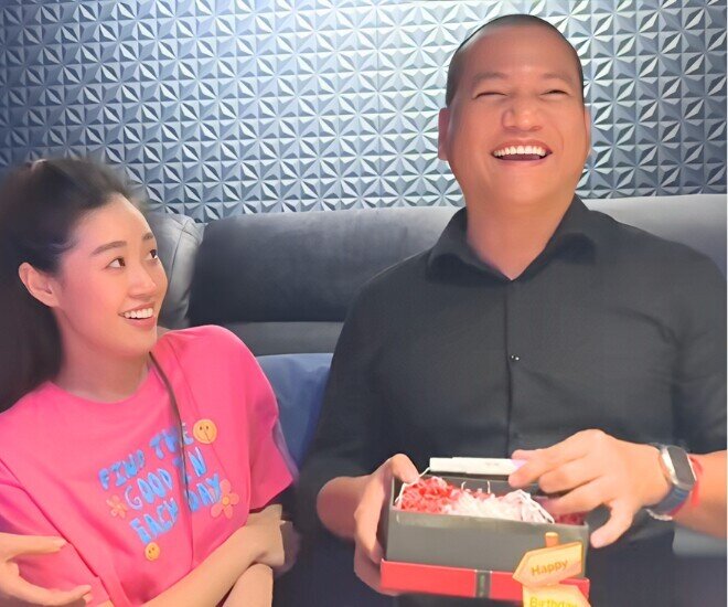 Khánh Vân khiến Nguyễn Long bất ngờ khi troll chồng bằng que thử thai.