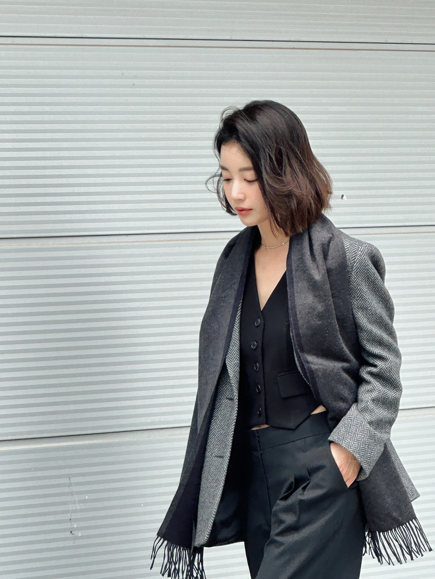 Phụ nữ tóc ngắn 40+ nên mặc 10 kiểu trang phục này để hack tuổi xuất sắc hơn nữa - Ảnh 2.