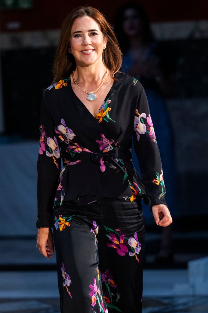 Thợ may đã làm gì với chiếc váy của Vương hậu Mary của Đan Mạch khiến fan Thợ may đã làm gì với chiếc váy của Vương hậu Mary của Đan Mạch khiến fan