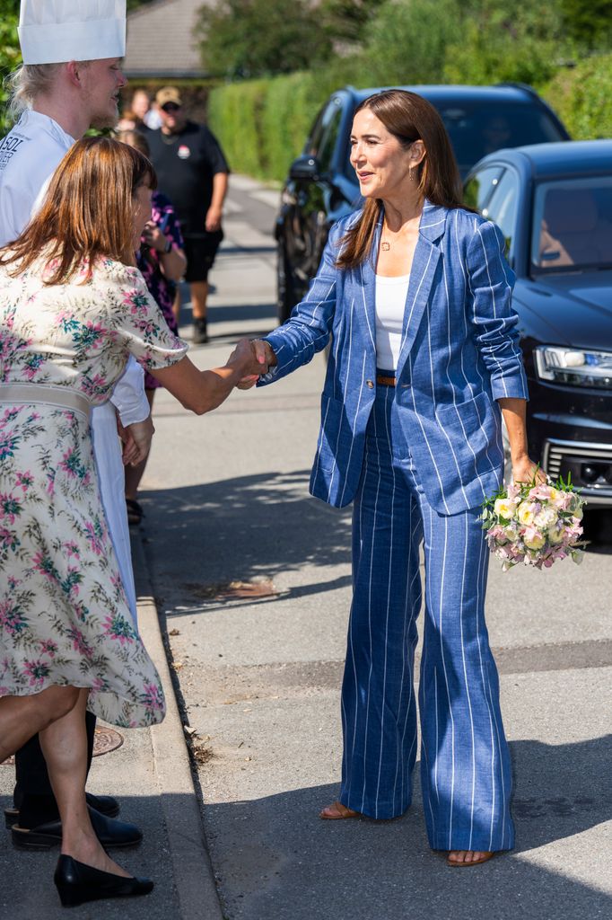 Thợ may đã làm gì với chiếc váy của Vương hậu Mary của Đan Mạch khiến fan Thợ may đã làm gì với chiếc váy của Vương hậu Mary của Đan Mạch khiến fan