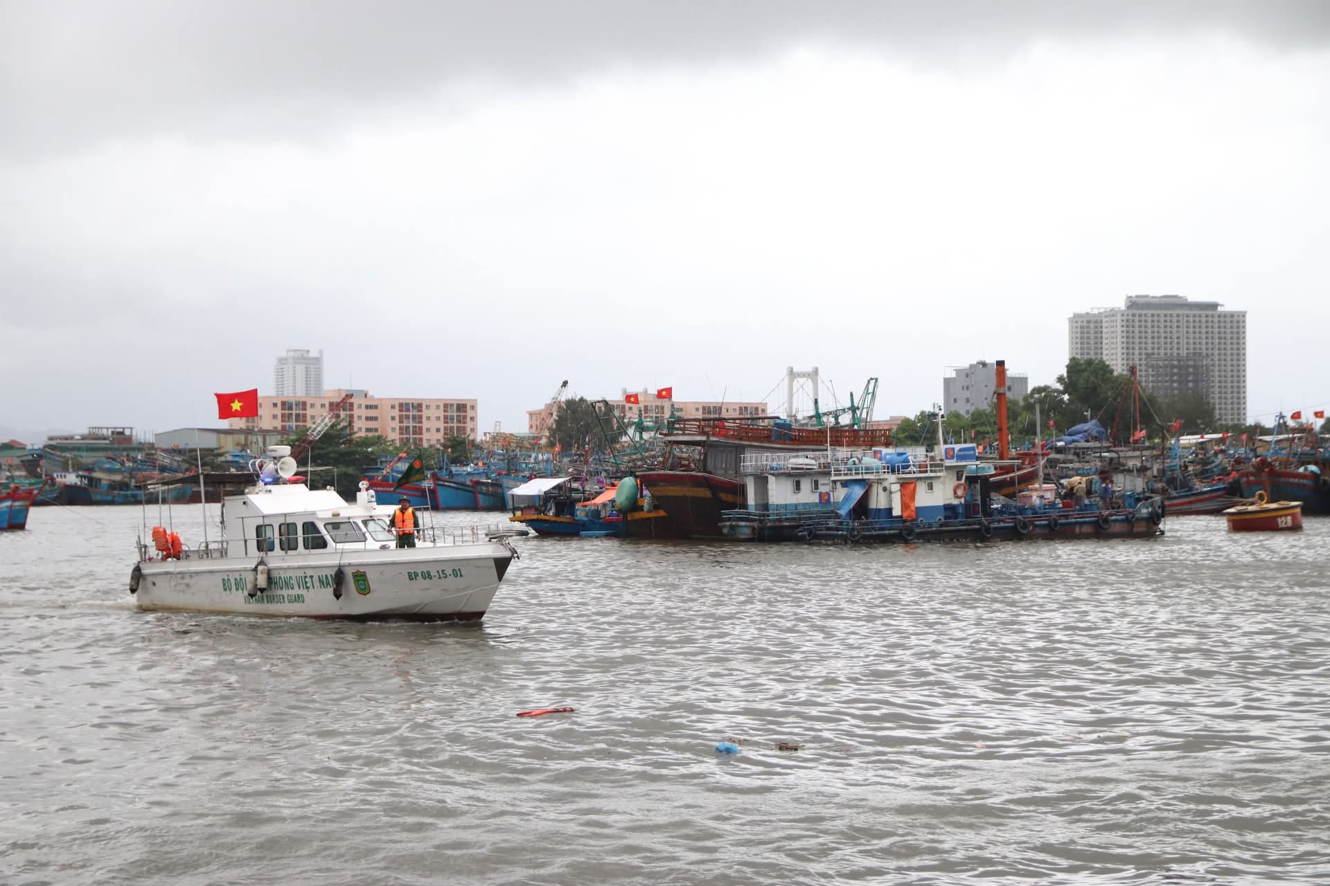 Ứng phó bão số 10: Biên phòng Đà Nẵng bắn pháo hiệu, cấm biển khẩn cấp- Ảnh 4.
