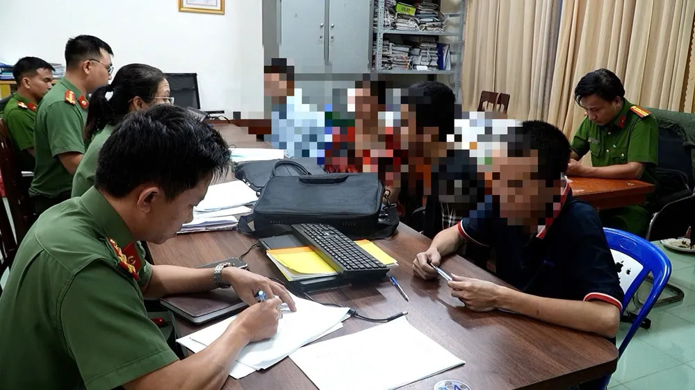 Sau khi bị lừa qua Campuchia, các nạn nhân bị đưa vào làm việc tại các cơ sở tổ chức hoạt động lừa đảo trên không gian mạng. giac-mong-ban-than-doi-tien-ti-cai-bay-lua-ban-nguoi-sang-campuchia- (2).jpg