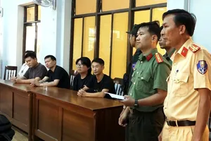 Phát hiện 2 ô tô chở nhiều người Trung Quốc nghi nhập cảnh trái phép