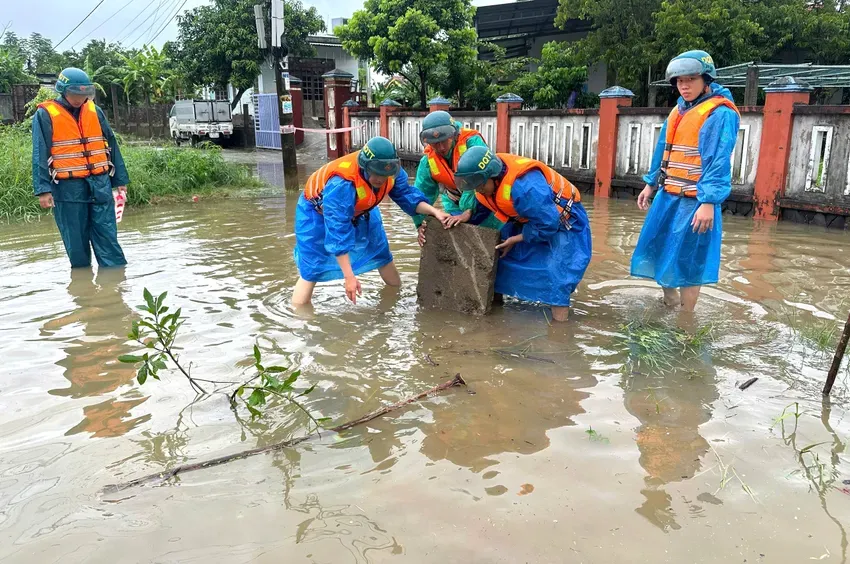 Lực lượng phòng thủ dân sự xã Hòa Vang (TP. Đà Nẵng) triển khai khơi thông các điểm ngập úng trước khi bão số 10 ảnh hưởng. Ảnh: HV bão số 10...jpg