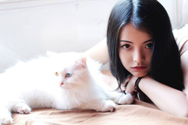 Con gái diễn viên Mai Phương có vẻ đẹp điện ảnh chuẩn “con nhà nòi” từ thời học sinh, nay quyến rũ bất ngờ, trẻ xinh như gái 18 6 Đôi mắt tròn với hàng mi dài của Yu Dương là điểm nhấn ấn tượng nhất trên gương mặt.