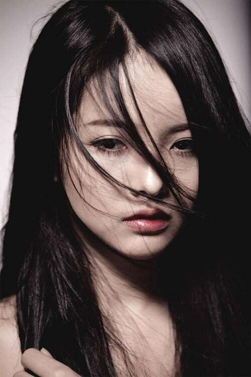 Con gái diễn viên Mai Phương có vẻ đẹp điện ảnh chuẩn “con nhà nòi” từ thời học sinh, nay quyến rũ bất ngờ, trẻ xinh như gái 18 7 Vẻ đẹp ma mị của cô rất hợp để đóng phim kinh dị.