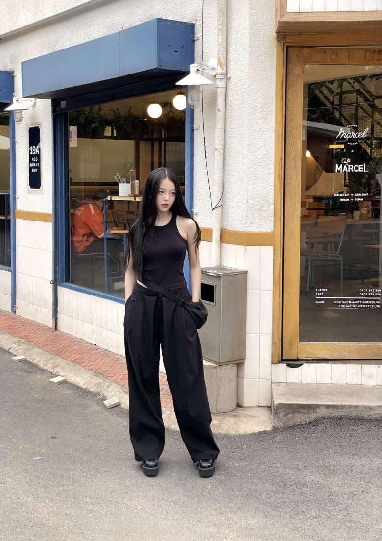 Con gái diễn viên Mai Phương có vẻ đẹp điện ảnh chuẩn “con nhà nòi” từ thời học sinh, nay quyến rũ bất ngờ, trẻ xinh như gái 18 15 Cô nàng có gu ăn mặc cá tính nhưng không kém phần quyến rũ.