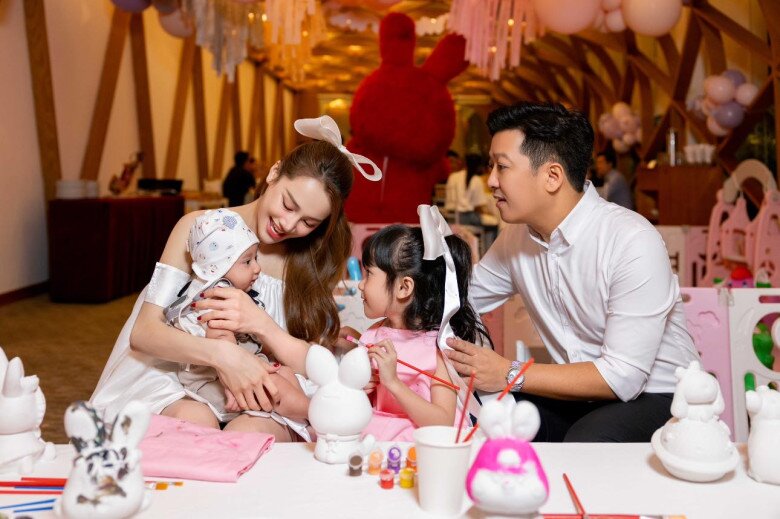 Cặp chị em "Châu Báu" của "Cây táo nở hoa" hiện tại: Nhã Phương làm mẹ bỉm lần 3, Thúy Ngân bị đồn yêu bạn diễn 2 Gia đình hạnh phúc của Trường Giang và Nhã Phương.