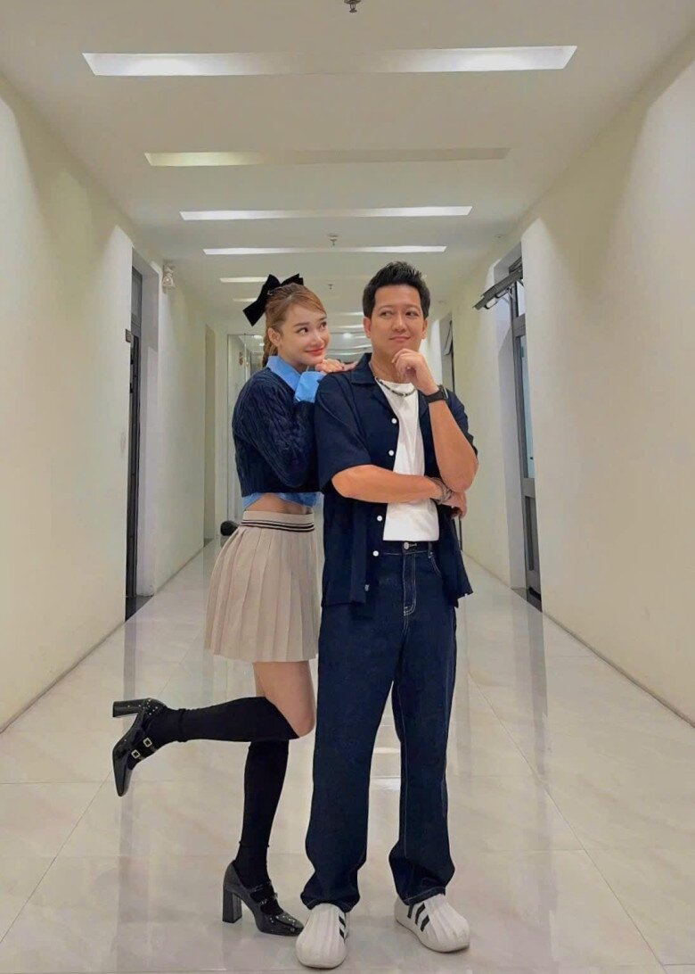 Cặp chị em "Châu Báu" của "Cây táo nở hoa" hiện tại: Nhã Phương làm mẹ bỉm lần 3, Thúy Ngân bị đồn yêu bạn diễn 6 Nhã Phương được Trường Giang cho đứng tên phần lớn tài sản trong nhà.