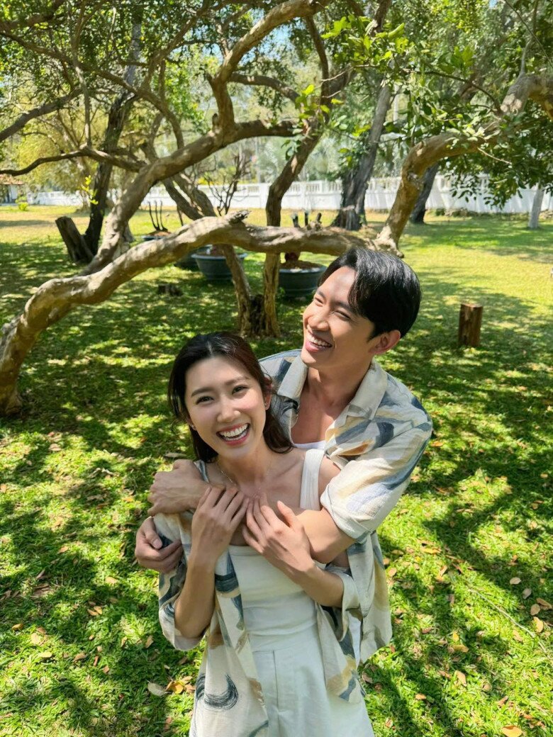 Cặp chị em "Châu Báu" của "Cây táo nở hoa" hiện tại: Nhã Phương làm mẹ bỉm lần 3, Thúy Ngân bị đồn yêu bạn diễn 14 Cặp đôi được nhiều người hâm mộ “đẩy thuyền”.