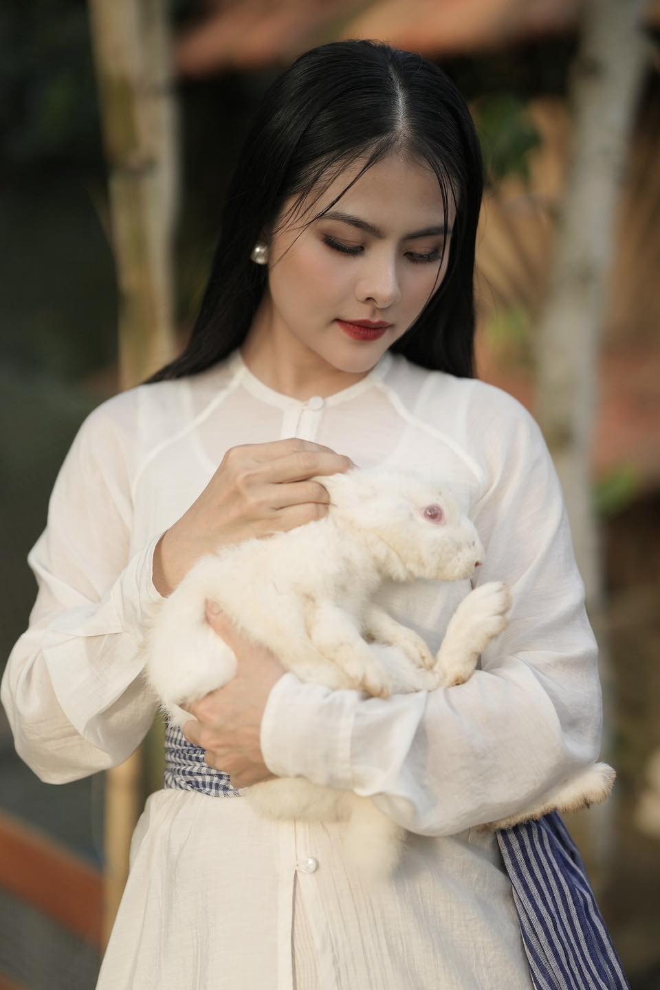 Nữ nghệ sĩ trẻ đẹp là CEO sở hữu spa làm đẹp, khu du lịch sinh thái 50.000m2, sinh 4 con cho đại gia - Ảnh 2. Nữ nghệ sĩ trẻ đẹp là CEO sở hữu spa làm đẹp, khu du lịch sinh thái 50.000m2, sinh 4 con cho đại gia - Ảnh 2.