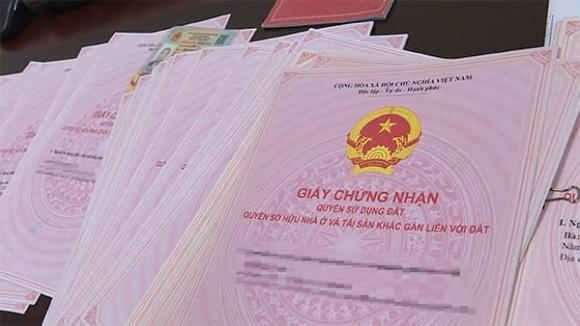 xoa-bo-so-do-ho-gia-dinh-nguoi-dan-khong-di-doi-sang-mau-moi-se-bi-phat-den-20000000-dong-dung-khong (1).jpg 0 sổ đỏ, sổ đỏ hộ gia đình, luật đất đai