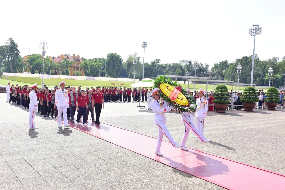Đoàn đại biểu trí thức TP.HCM vào Lăng viếng Chủ tịch Hồ Chí Minh-đoàn đại biểu trí thức TP.HCM (6).jpg
