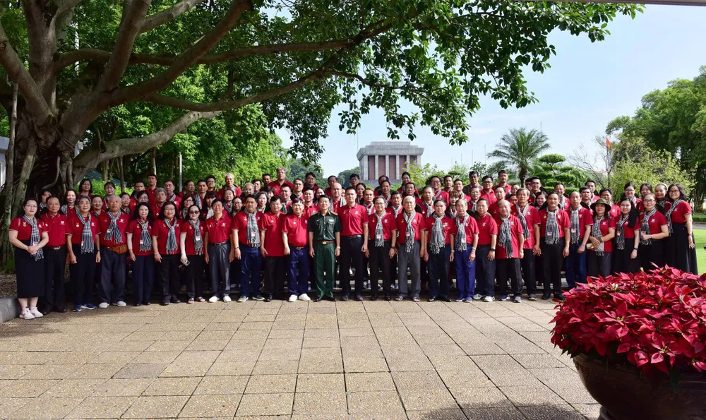 Đoàn đại biểu trí thức TP.HCM chụp hình kỷ niệm cùng lãnh đạo Bộ Tư lệnh Lăng Chủ tịch Hồ Chí Minh. đoàn đại biểu trí thức TP.HCM (2).jpg